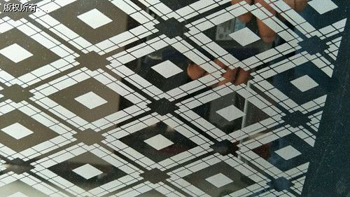 ��ɫ���P��R���